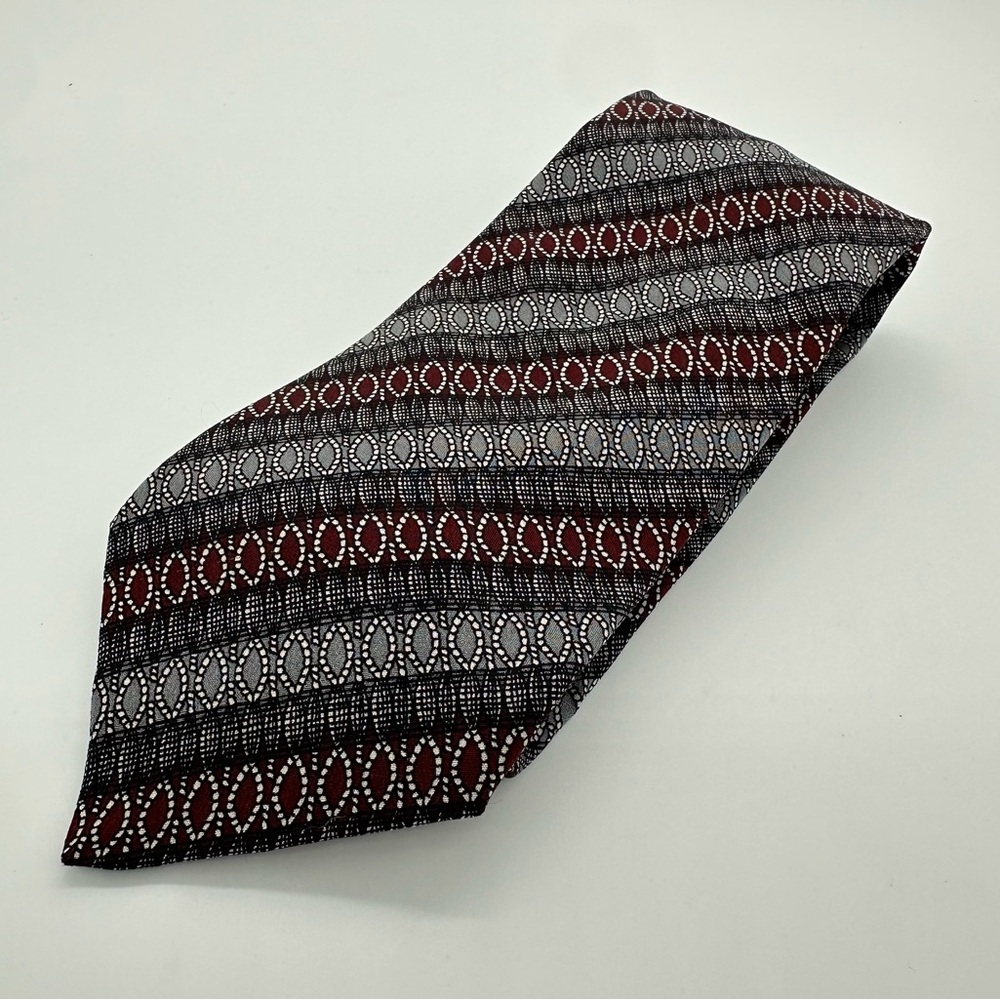 Vintage Sakowitz Elegant Patterned Men's Tie in Red and Black 100% Silk